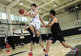 提前进入比赛模式？东契奇赛前热身坐在替补席命中超远三分！